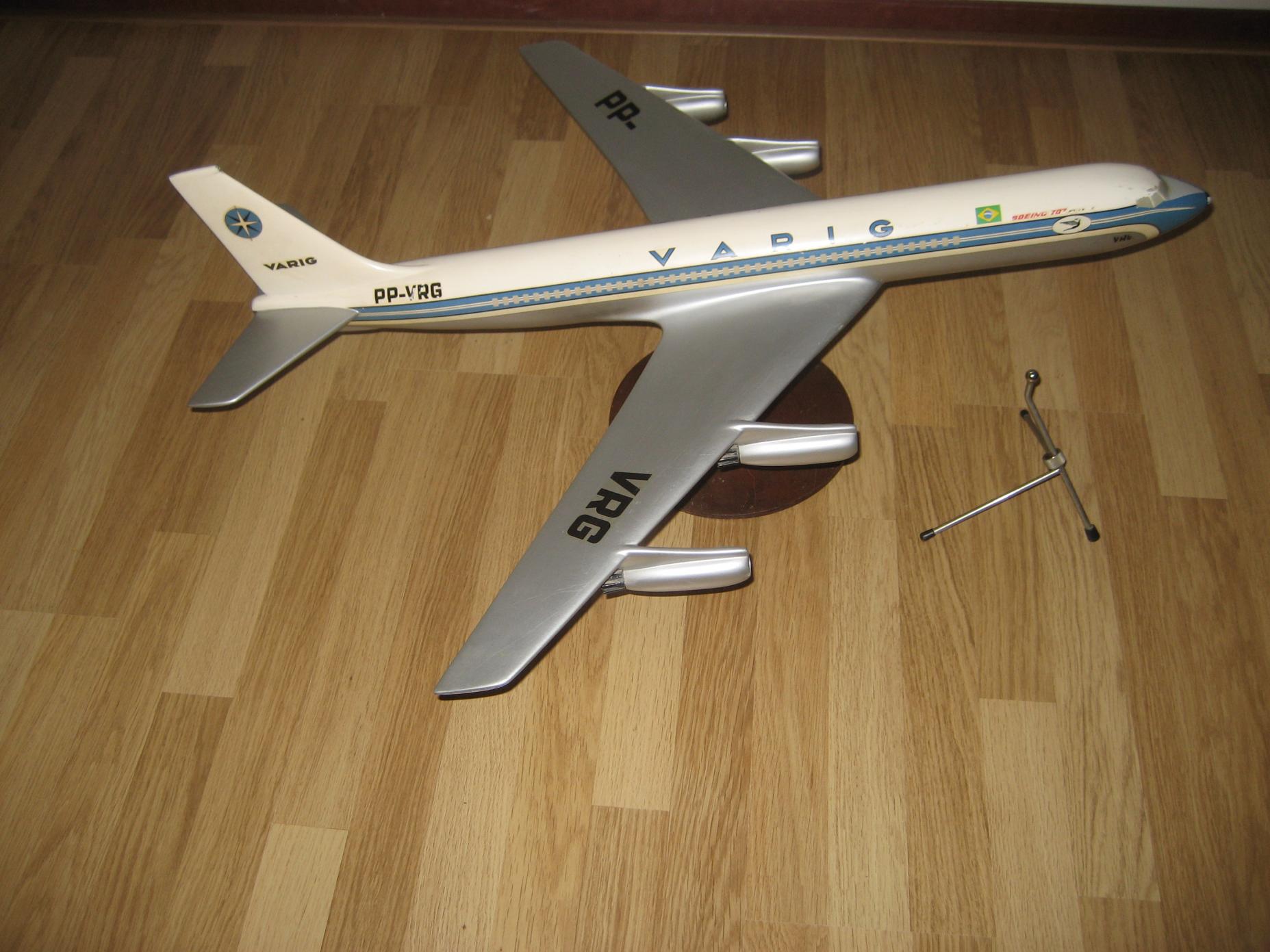 Varig Boeing 707 by Miniaturas Vogelaar Brasil. 1:50 - DA.C