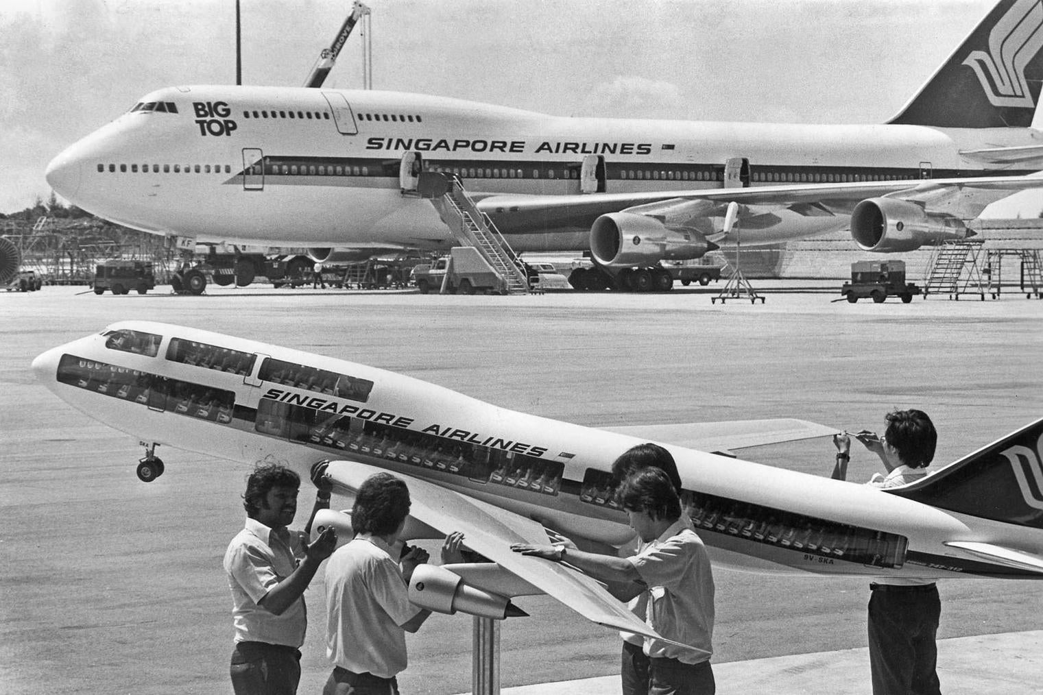 Airplane Jumbo Jet SIA 747 B Singapore Airlines Vintage Used 1975 Hong Kong Postcard
