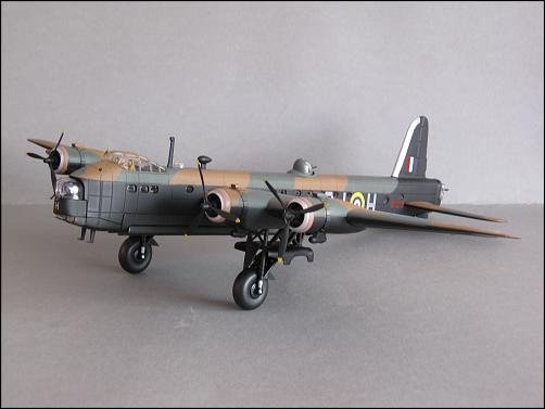 CORGI AA39501 RAF Stirling Macroberts Reply 1/72-img_5255.jpg