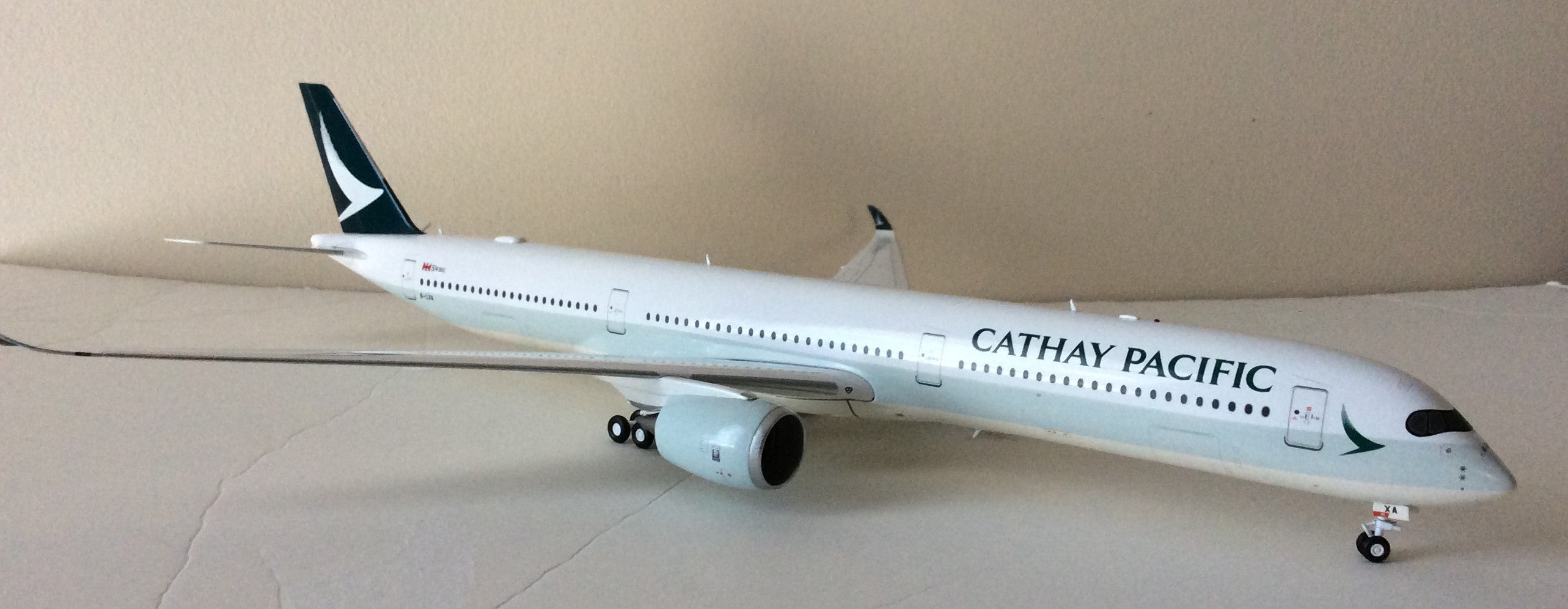 1:400 Aviation Cathay Pacific A350-1000 B-LXA Very Rare Free Tractor and Stand 