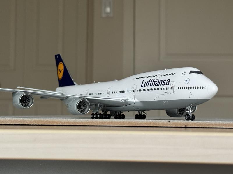 Pics:SQ Wings 1:200 Lufthansa 747-8i Retro/Old/New - DA.C