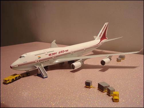 Boeing 747-400 Hogan Wings 2858 Flugzeugmodell B747 NEU Air India 1:200 