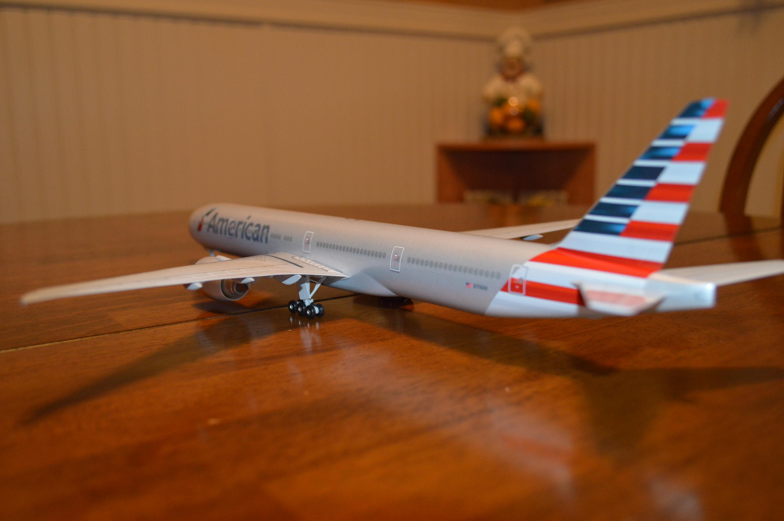 Hogan American Airlines Boeing 777-300ER 1/200 con Domo Wifi 